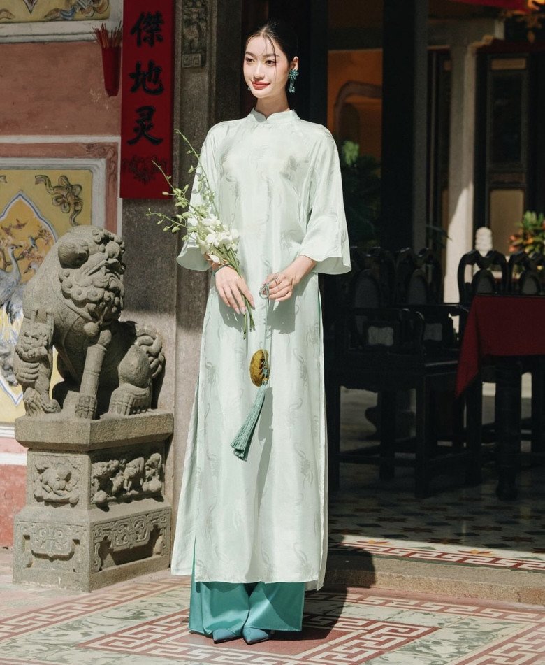 Chất liệu áo dài cũng sẽ làm nên hình ảnh khác nhau, vì thế cần cân chỉnh tỷ lệ cơ thể để tìm ra màu sắc và thiết kế phù hợp. 