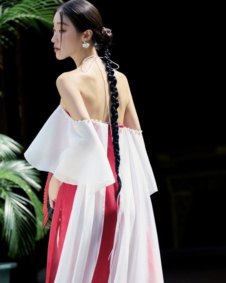 Mẫu áo dài giúp khoe trọn bờ lưng ong nõn nà của nhiều thiếu nữ. Bên cạnh đấy, đây chính là chi tiết đắt giá mà nhiều cô gái muốn tạo nên, thoát tục như một tiên tử. 