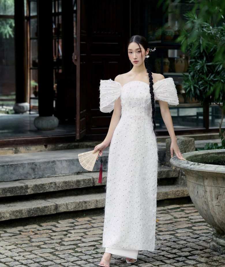 Dáng áo cổ thuyền được phái đẹp mê đắm và chưa bao giờ hết hot. Trong hầu hết các bộ ảnh thời trang ngày Tết đều không vắng bóng thiết kế này. 