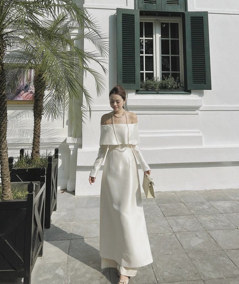 Áo dài cổ thuyền sẽ mang đến hình ảnh sang trọng và có phần chững chạc hơn hẳn. Những cô gái theo đuổi hình tượng quý cô thời thượng có lẽ sẽ mê đắm kiểu áo dài này. Vì thế, chất liệu đòi hỏi cứng cáp hơn như là gấm, phi bóng,.....