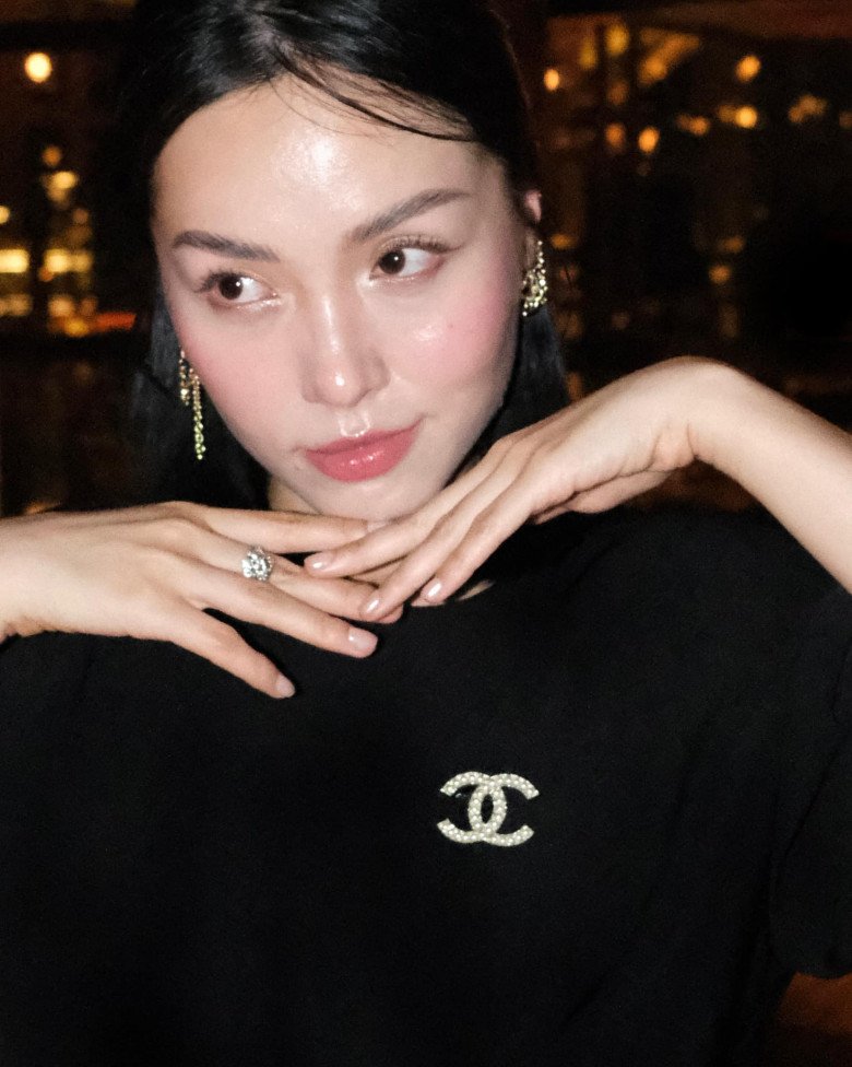 Lê Hà Trúc với lớp nền glowy cả trong bóng tối.