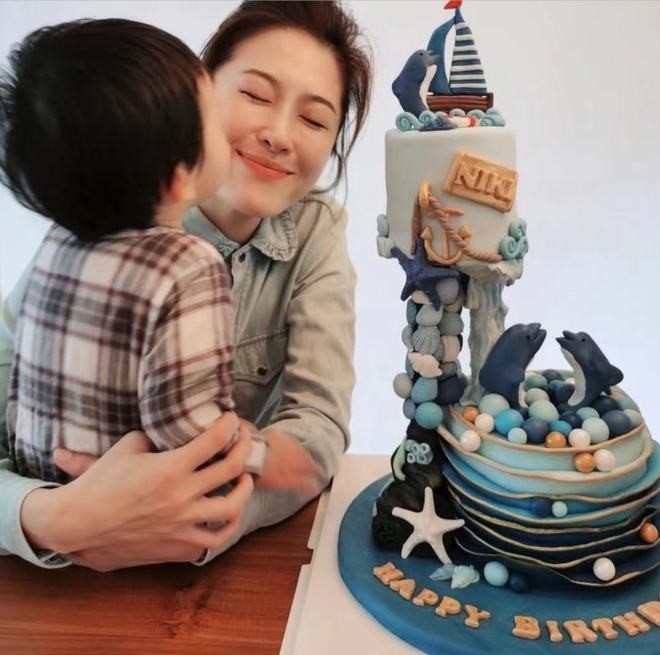 Cô sinh cho ông xã cậu quý tử đáng yêu và sống yên ổn.