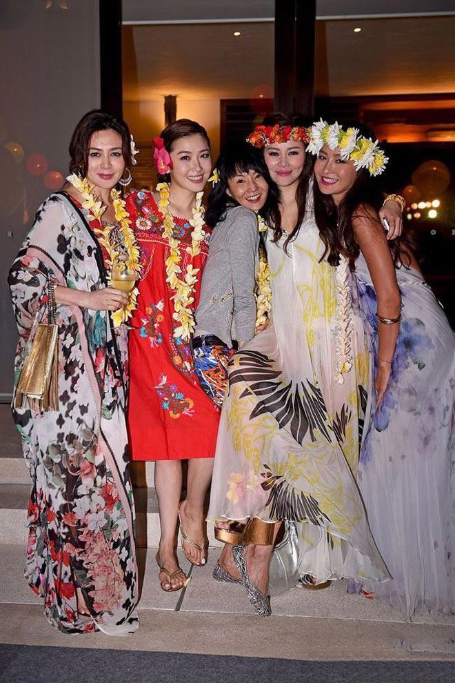 Châu Lệ Kỳ chơi thân với nhiều ngôi sao giàu có, quen biết giới thượng lưu.