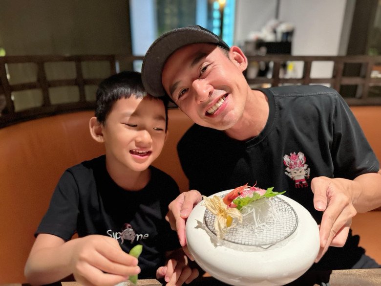 Lương Thế Thành khoe ảnh được con trai dẫn đi tẩm bổ vì amp;#34;nhìn bố ốm quáamp;#34;, Thuý Diễm có bình luận gây xôn xao - 1