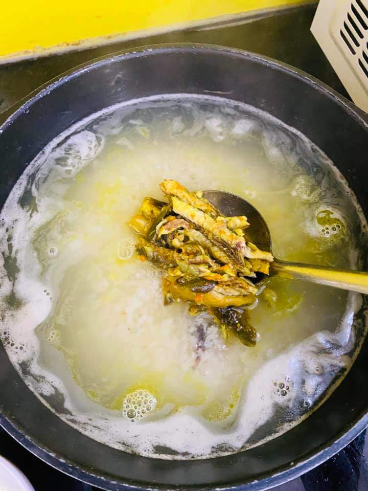 Nấu cháo lươn cho các con, ông xã Hải Băng cho biết: Món khoái khẩu của 4 đứa nhỏ, nhưng phải ba nấu mới chịu à.