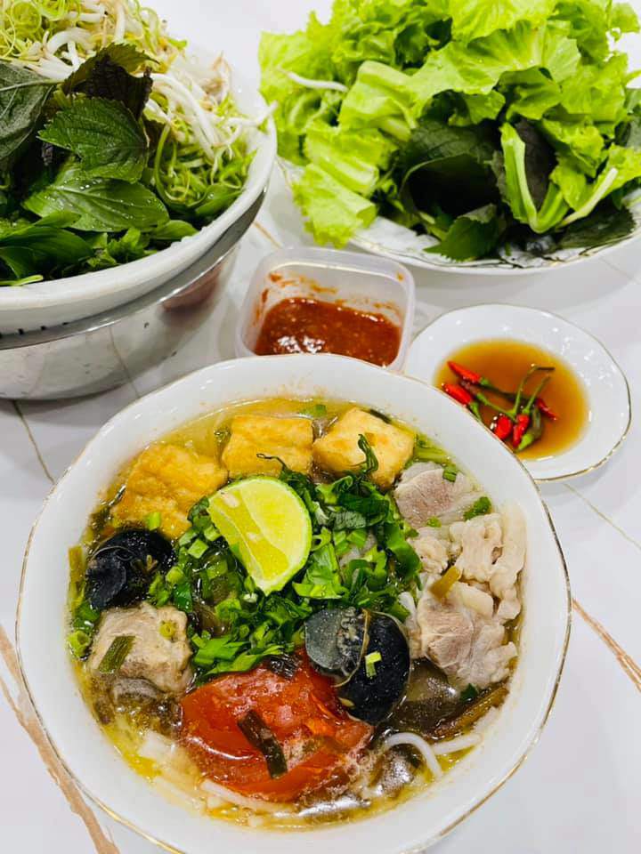 Một lần khác, anh đăng tải: Chủ nhật nấu món bún ốc Hà Nội. Nhìn thế này ăn được không nhỉ.