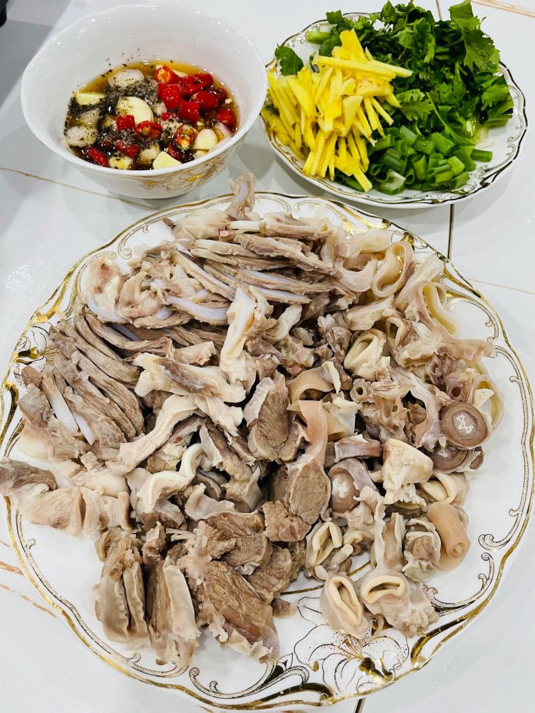 Thành Đạt từng khoe món lẩu cháo lòng tại nhà khiến ai nấy nhìn mà phải xuýt xoa khen ngon. Anh hài hước bày tỏ: Lỗi tại trời mưa.