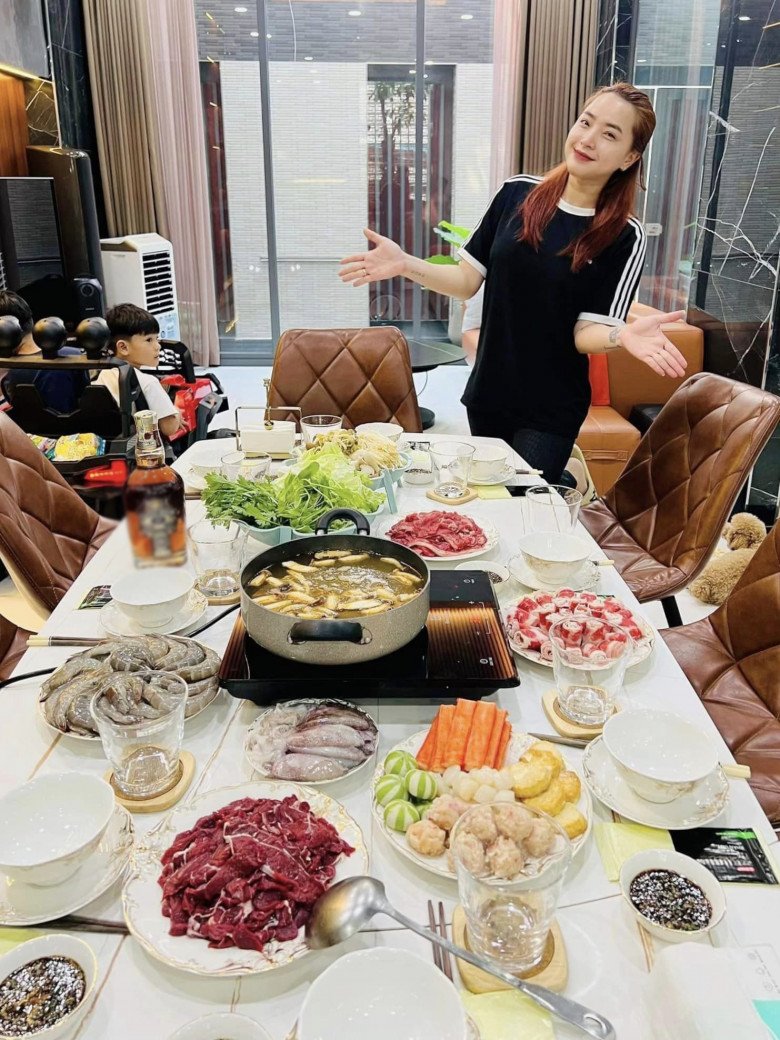 Tuy nhiên khi được hỏi Thành Đạt đâu, Hải Băng tiết lộ đang trong bếp. Diễn viên Lê Lộc bình luận: Chị trình bày đẹp thế mà sao ảnh không thương được ha, nữ ca sĩ dí dỏm nói: Không được khai. Có thể thấy, bữa lẩu tại nhà của Hải Băng - Thành Đạt được chuẩn bị rất nhiều nguyên liệu tươi ngon. Nước lẩu nấm được đi kèm thịt bò tươi, tôm, mực, rau, nấm, thanh cua và các viên thả lẩu đầy đủ.