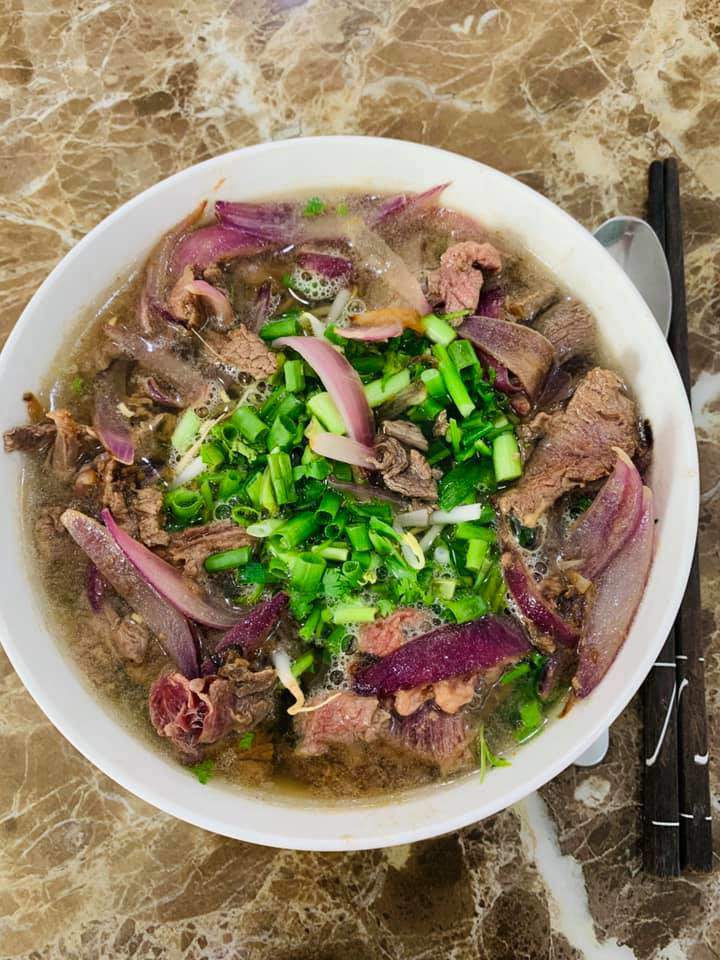 Trong khi Hải Băng rất tự hào về khả năng nấu nướng của chồng thì Thành Đạt cũng từng khoe được vợ nấu: Lâu lâu nhờ vợ nấu cho tô mì bò, xuống nhìn muốn bị bệnh Gout luôn, cái này gọi là bò mì chứ không phải mì bò bé iu Hải Băng nhé... làm mọi người phải phì cười với đôi vợ chồng.