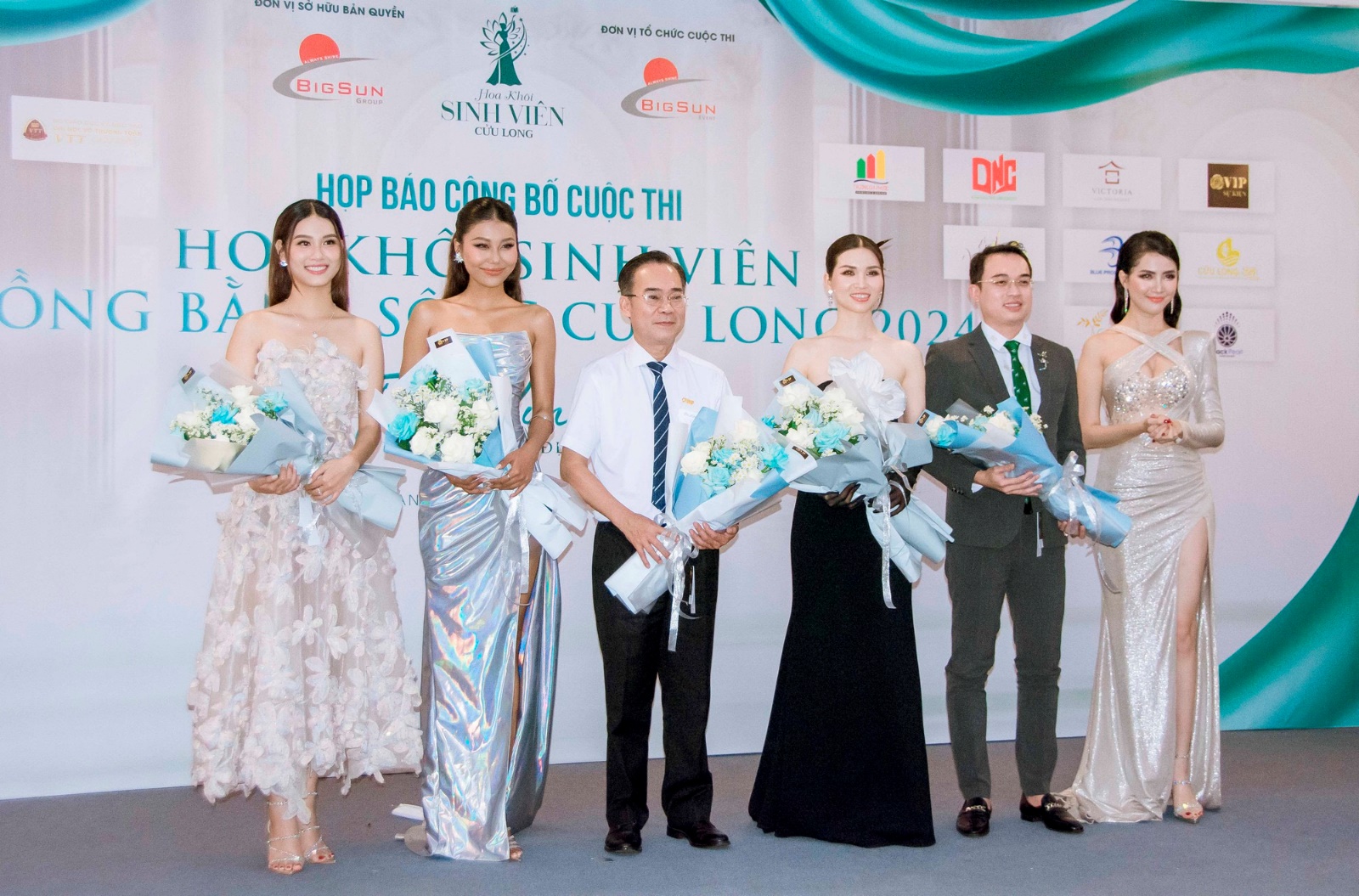 Bác sĩ Phạm Minh Trường - Giám khảo của cuộc thi “Hoa khôi sinh viên Đồng Bằng Sông Cửu Long 2024” nhận hoa tri ân của Ban tổ chức