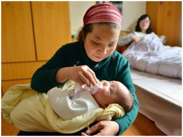Con dâu vừa sinh cháu nội, mẹ chồng vào xem rồi hối hận mãi vì hành động của mình