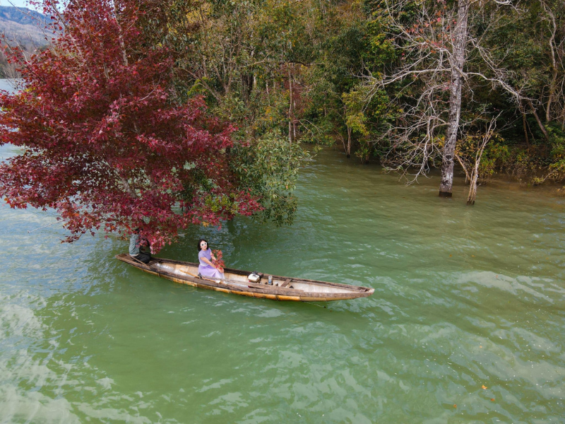 Du khách đến đây có thể trải nghiệm chèo thuyền trên hồ nước xanh trong. (Ảnh: Võ Văn Thanh)
