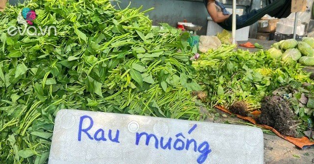 Anh bán rau khùng nhất Việt Nam tiếp tục gây bão với cách bán hàng ...