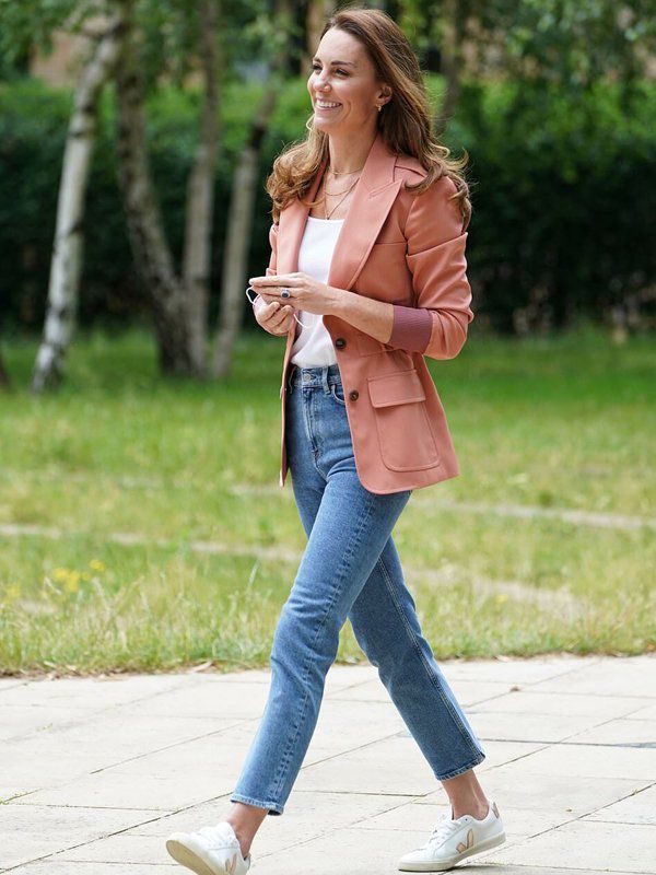 Cùng mục đích tôn lên vóc dáng, áo blazer dáng loose-fit trông vừa vặn và thoải mái hơn hẳn.