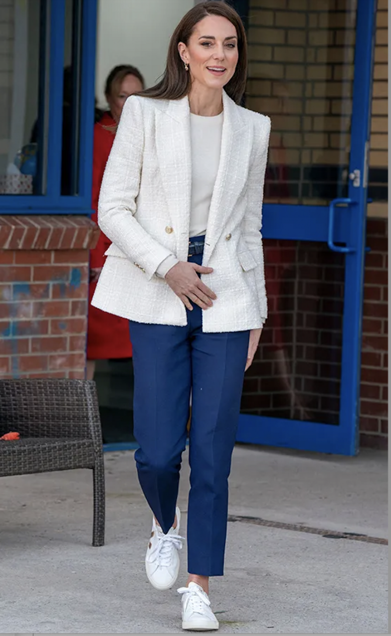 Với áo blazer dáng rộng, thiết kế đứng form thế này, dù phái đẹp có mang giày bệt, áo quần đơn giản thì trông vẫn cao ráo.