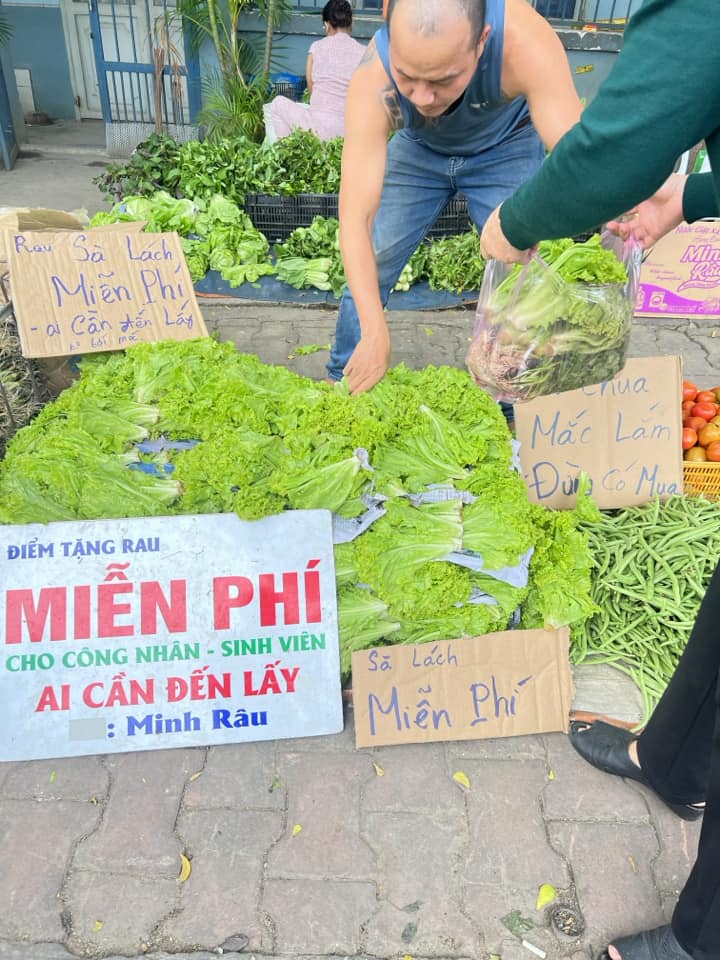 Anh bán rau khùng nhất Việt Nam tiếp tục gây bão với cách bán hàng ...