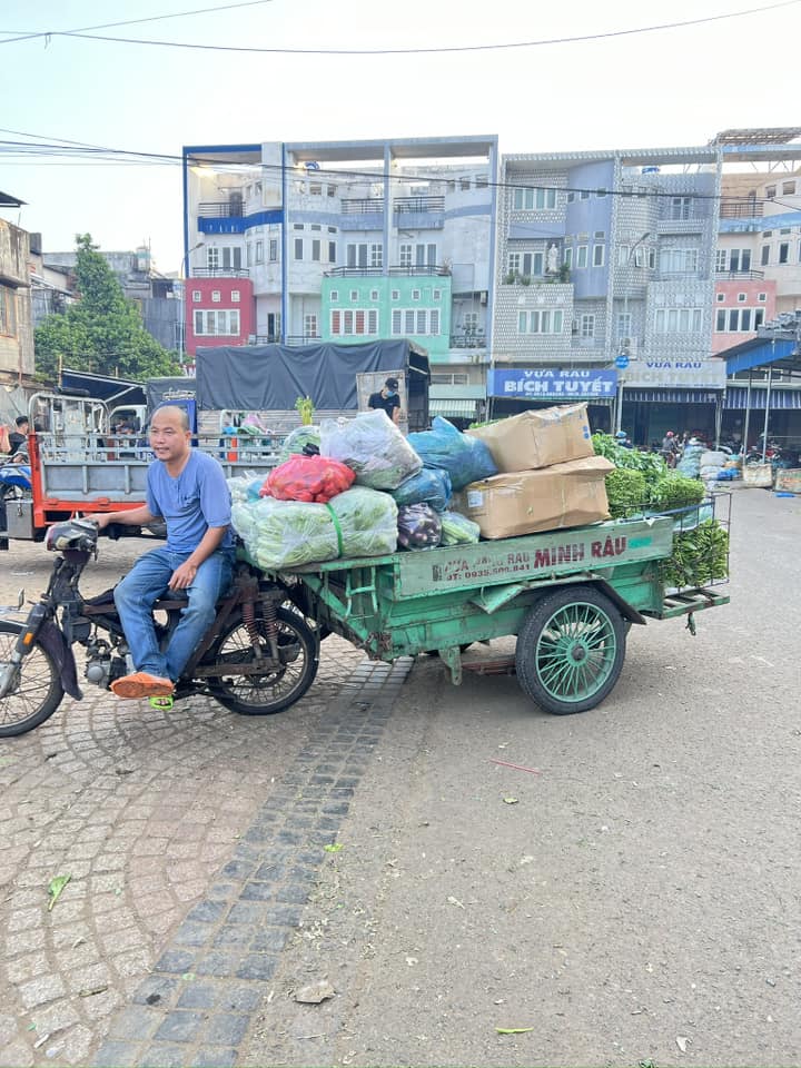 Anh bán rau khùng nhất Việt Nam tiếp tục gây bão với cách bán hàng ...