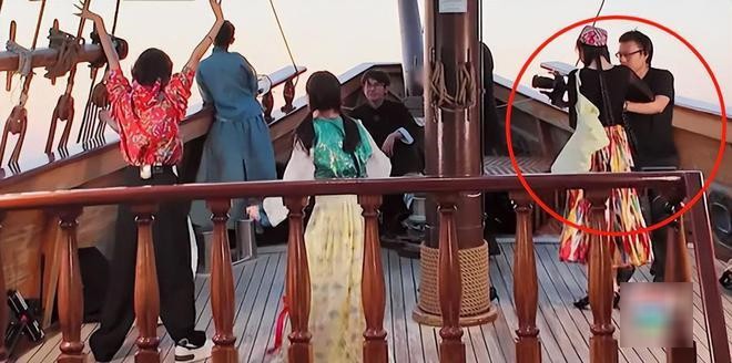 Địch Lệ Nhiệt Ba đòi dùng máy của quay phim.