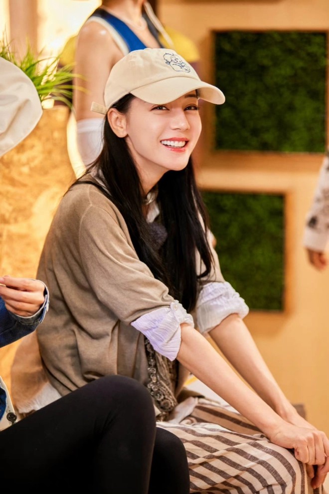 Địch Lệ Nhiệt Ba vừa bị chê bai là giả vờ ngây thơ trong show thực tế.