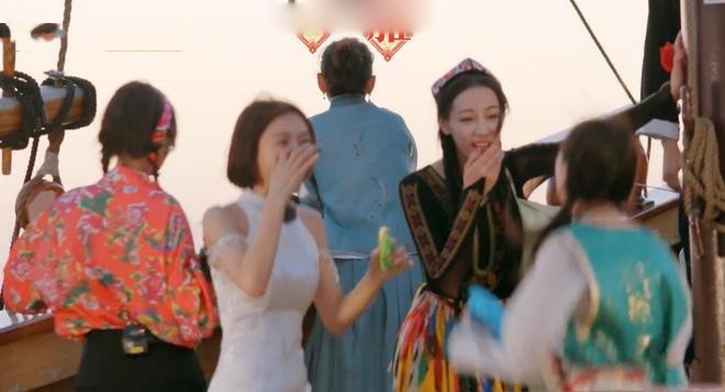 Cô chỉ cười trừ khi lỡ tay xóa mất cảnh quay.