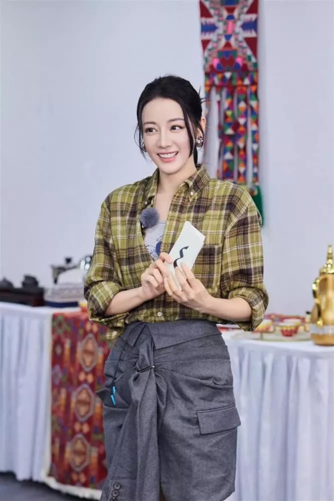 Nhiều người chê Địch Lệ Nhiệt Ba mâu thuẫn và lừa dối khán giả khi nói rằng ăn không béo, không ăn kiêng giảm cân.