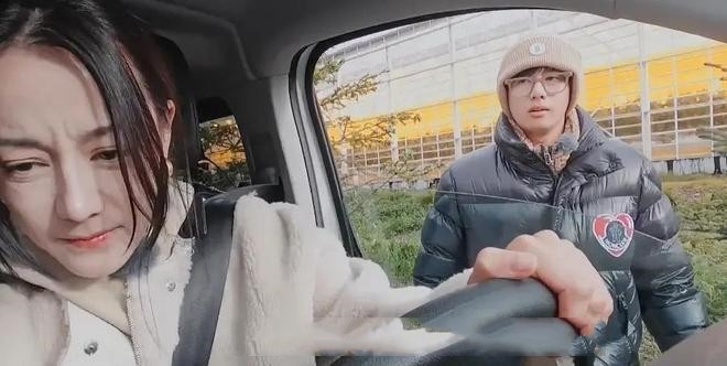 Địch Lệ Nhiệt Ba lúng túng khi lái xe khiến Hồ Thiên Tú nhắc nhở.