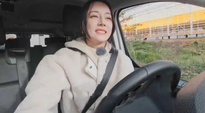 Nhưng cô không chịu nhường ghế lái cho ai khác.