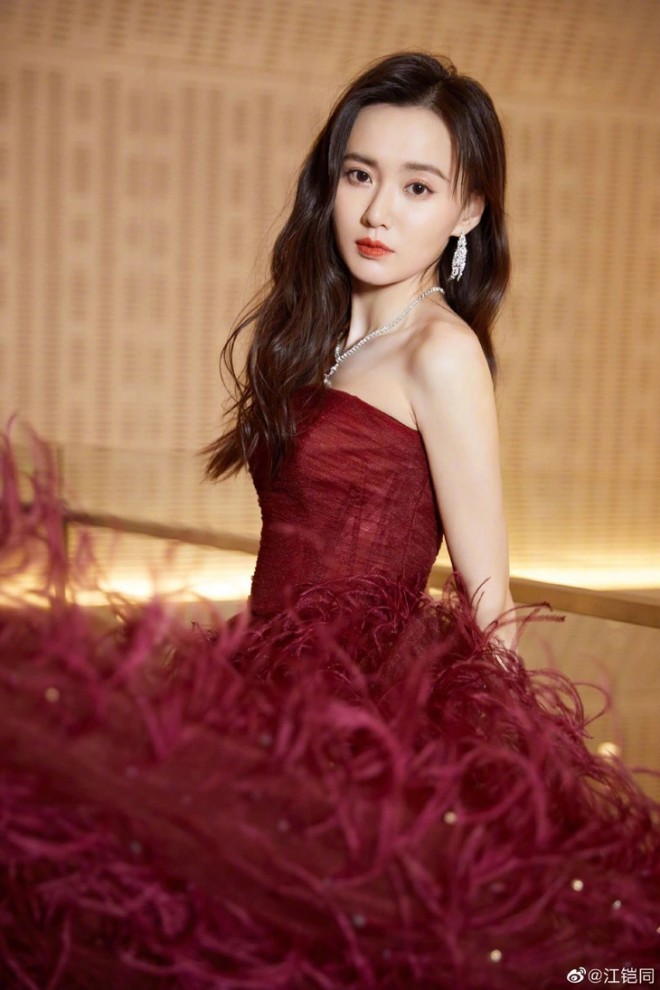 Giang Khải Đồng đẹp và có gia đình chống lưng.