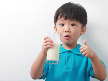 Trẻ cứ uống được nhiều sữa là sẽ cao? Bác sĩ Viện dinh dưỡng tiết lộ uống sữa cách này mới chuẩn