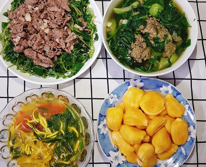 Canh cáy - Cá ngần nấu khế chua - Salad rau càng cua thịt bò.
