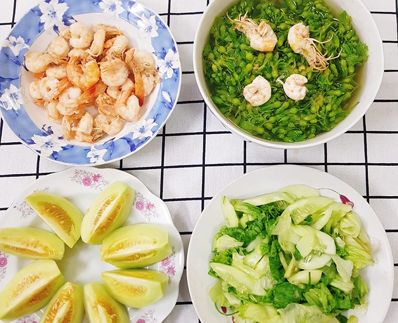 Canh hoa thiên lý nấu tôm - Tôm rang - Salad dầu giấm.
