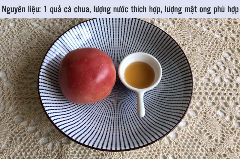 Cách làm: Cho cà chua đã cắt thành từng miếng vào máy ép, thêm nước cùng lượng mật ong thích hợp và ép thành nước. Sau đó đổ ra cốc và thưởng thức. Nếu không thích mật ong, có thể thêm đường hoặc không thêm gì để giữ nguyên vị. 
