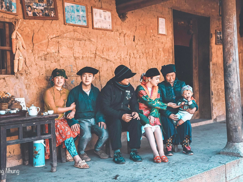 Người dân nơi đây cũng vô cùng hiếu khách. Du lịch đến Lao Xa là cơ hội để bạn khám phá và tìm hiểu các nét văn hóa của người Mông. (Ảnh: Hồng Nhung)
