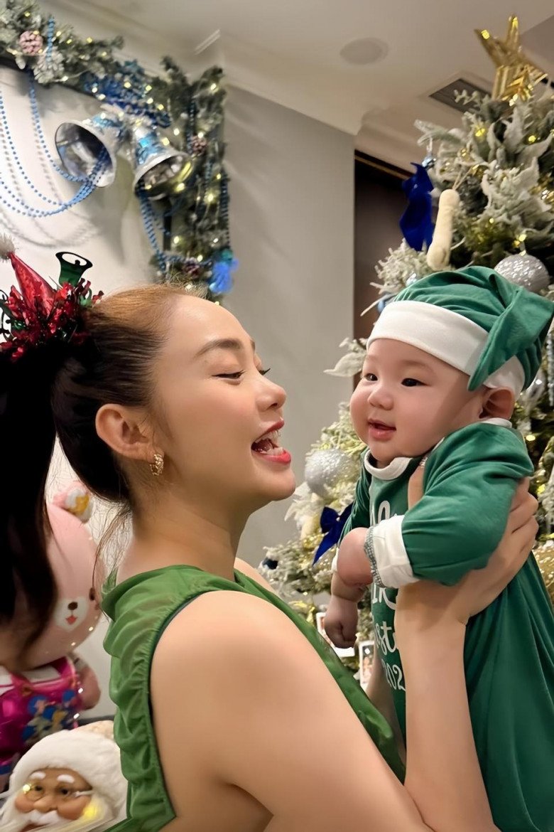 Nhóc tì được mẹ khen ngoan, có nhiều biểu cảm hài hước.