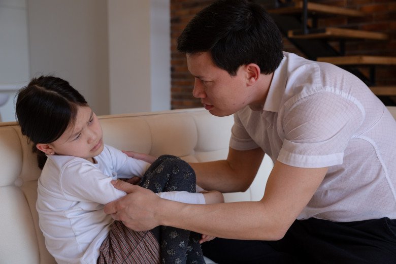 So với sử dụng đòn roi, bạo lực ngôn từ gây ảnh hưởng tâm lý đối với trẻ vô cùng lớn và rất khó để chữa lành (Ảnh minh hoạ).