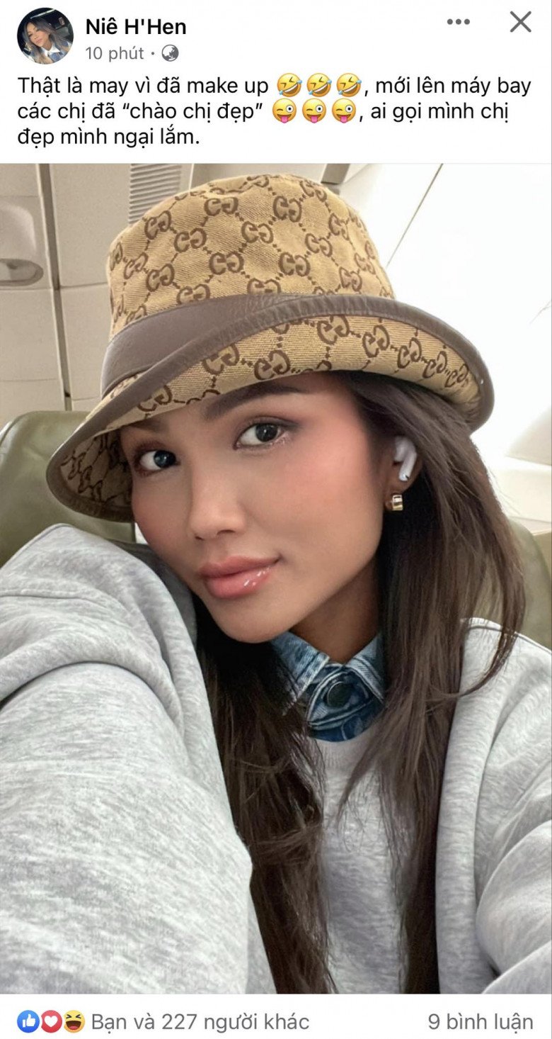 Chi tiết bài đăng của HHen Niê trên trang cá nhân của mình kèm hình ảnh selfie khi đang ngồi trên máy bay.
