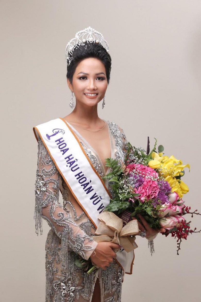 HHen Niê đăng quang Hoa hậu Hoàn vũ Việt Nam 2017 và cô cũng là người dân tộc Ê Đê đầu tiên đăng quang ở cuộc thi này.