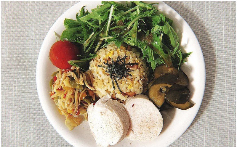 Cô thường cho các món ăn vào đĩa để kiểm soát khẩu phần được chính xác hơn: Ít tinh bột, nhiều đạm và rau xanh hơn. 
