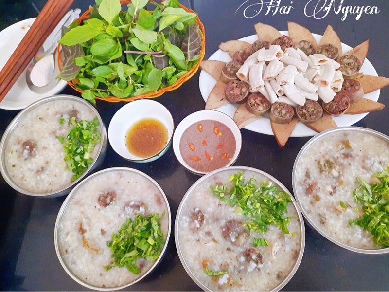 Cùng tham khảo thêm các bữa ăn đổi gió của nhà chị Hải: Bữa này chị Hải đổi gió bằng cháo lòng nóng hổi, siêu ngon.
