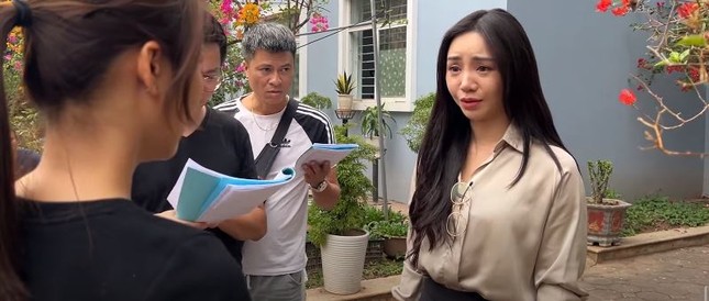 Nguyệt đau lòng phát hiện bạn thân từng bao che cho chồng. Ảnh: CMH.