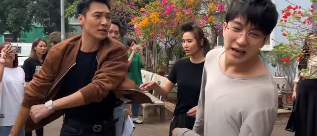 Lâm cho Tùng một cú đấm khá mạnh. Ảnh: CMH.