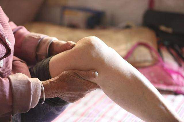 Phụ nữ mãn kinh ở tuổi 45 hay 54 sẽ già nhanh hơn? 5 cách để chị em khỏe và đẹp dài lâu - 2