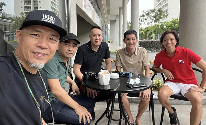 Thi thoảng khi về Việt Nam, anh tụ họp với các đồng nghiệp.