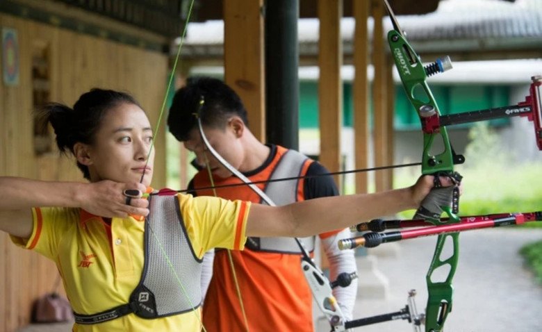 Những gương mặt đại diện cho tinh thần thể thao của phụ nữ nước này là Công chúa Ashi Eeuphelma Choden Wangchuck - Chủ tịch Ủy ban Paralympic Bhutan và Karma - vận động viên bắn cung tham gia Olympic Tokyo. 