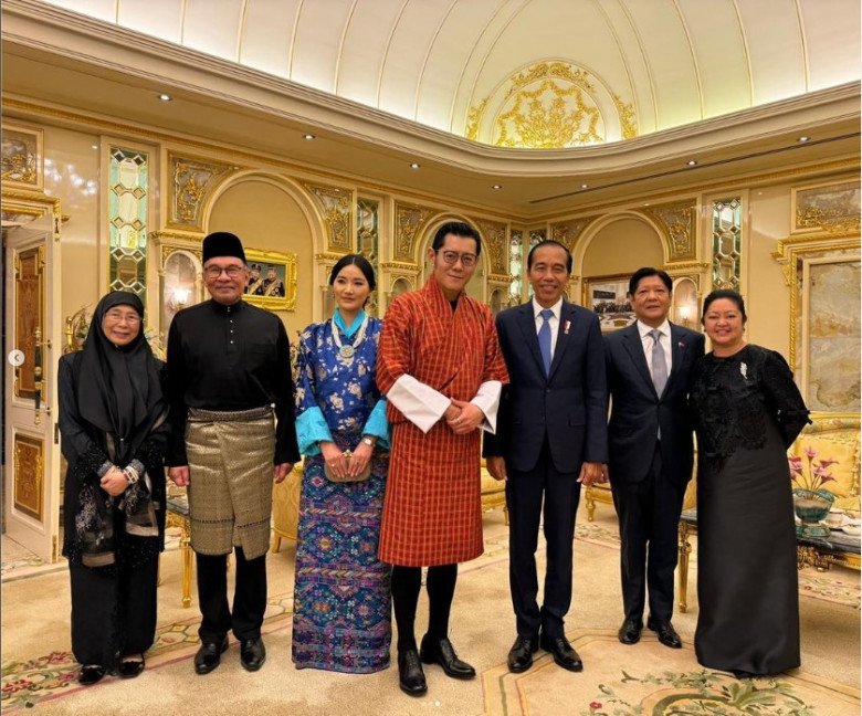 Vị hoàng hậu cùng nhà vua Bhutan xuất hiện tại cung điện của Brunei. Từ cách cô cầm clutch chụp hình cho tới sự chuẩn bị trang phục, tóc tai đều toát lên khí chất hoàng gia.