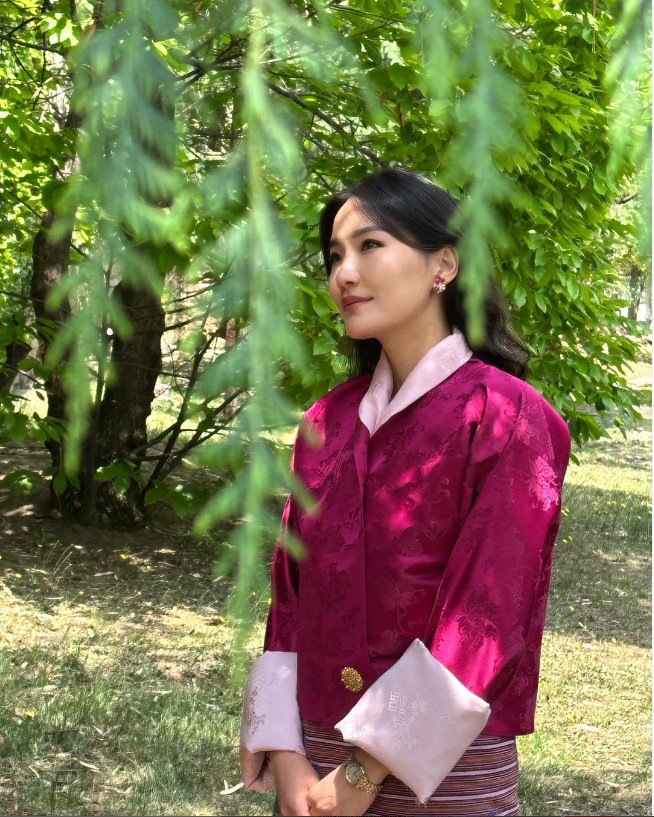 Trong quá trình mang thai con thứ 3, Jetsun Pema được cho là rất kín tiếng. Lí do là cô không tăng cân quá nhiều, người đẹp vẫn mặc các thiết kế mang màu sắc văn hóa của xứ mình và khoe sắc trong những bài đăng đặc biệt.