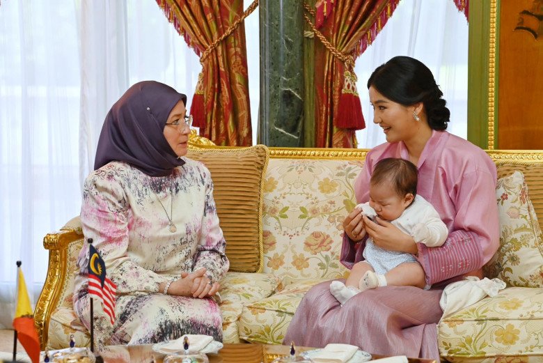 Hoàng hậu nhiều năm nay vẫn trung thành với một lối trang điểm và làm tóc.