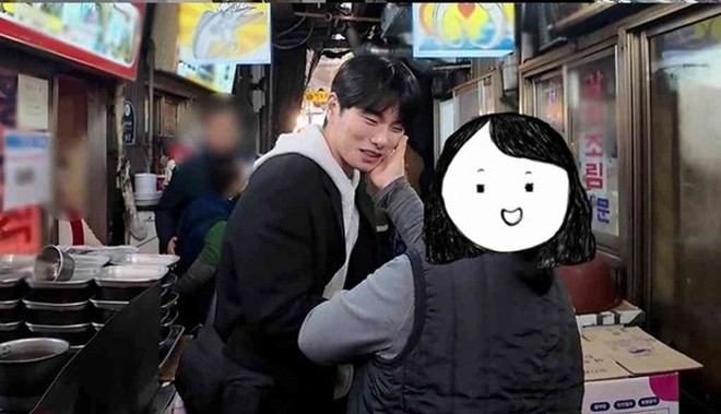 Lee Yi Kyung bị các cô mắng ngoài chợ
