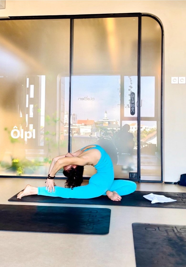 Đều đặn mỗi ngày mẹ Hồ Ngọc Hà sẽ dành 1 tiếng để tập yoga nếu không bận. Sáng chưa tập thì trưa sẽ tập ngay để luôn duy trì được guồng tập luyện.