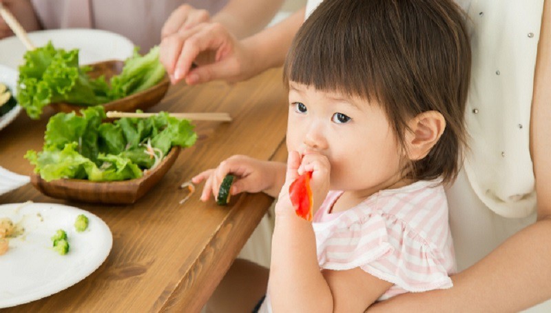 Việc ăn quá nhiều rau có tính hàn cao, có thể làm suy giảm nhiệt lượng cơ thể và gây ra các vấn đề về tiêu hóa. Vì vậy, dù các loại rau sau đây chứa nhiều dinh dưỡng, mẹ vẫn nên hạn chế cho con ăn nhiều trong mùa lạnh.
